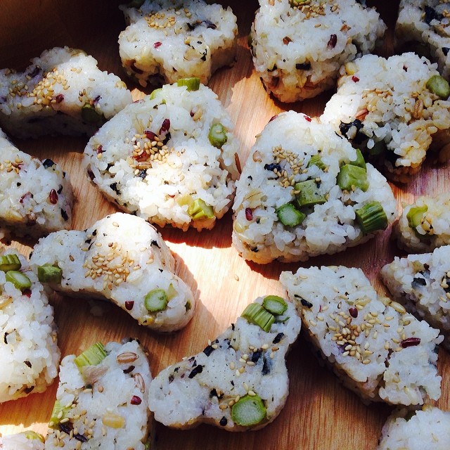 Pretty and delicious springtime #onigiri with three kinds of rice and pickled asparagus, nori and toasted sesame seeds. These turned out so well and are perfect for a picnic and also freeze well if you have leftovers.